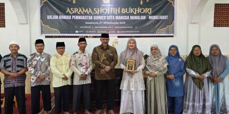 Ketua DPRD Sawahlunto, Susi Haryati menghadiri pembukaan “Asrama Hadits Shahih Bukhari”, di Masjid Uswatun Hasanah, naungan DPD LDII Sawahlunto. Foto: LINES.