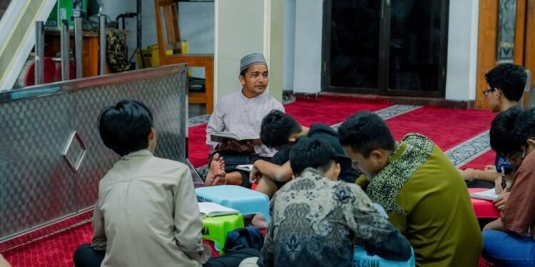 Ponpes Gadingmangu menggelar bazaar asrama sebagai sarana murid atau santri memahami agama secara fundamental dan menuntaskan materi yang tertinggal. Foto: LINES.
