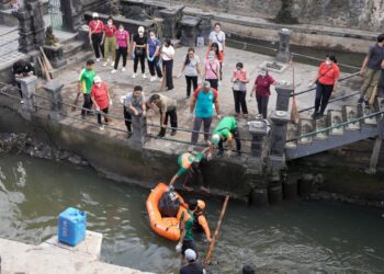 Pemkot, LDII Denpasar, dan Warga Bersihkan Area Terdampak Banjir
