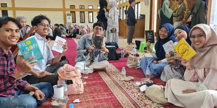 Himpunan Mahasiswa LDII Karawang (HIMAKA) menggelar “Bincang Literasi” pada Minggu pagi. Foto: LINES.
