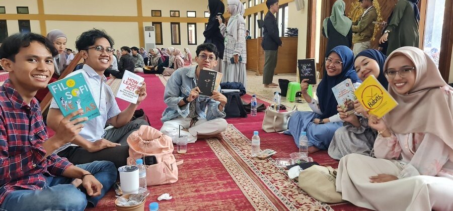 Himpunan Mahasiswa LDII Karawang (HIMAKA) menggelar “Bincang Literasi” pada Minggu pagi. Foto: LINES.