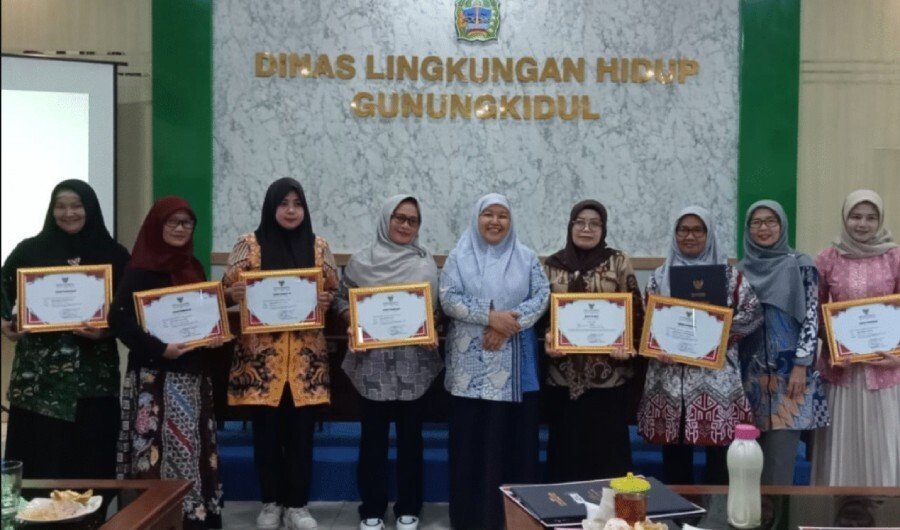 Warga LDII Gunungkidul, Rusmini mendapat penghargaan atas kiprahnya di bidang lingkungan oleh Bupati Endah Subekti (hijab coklat). Foto: LINES.