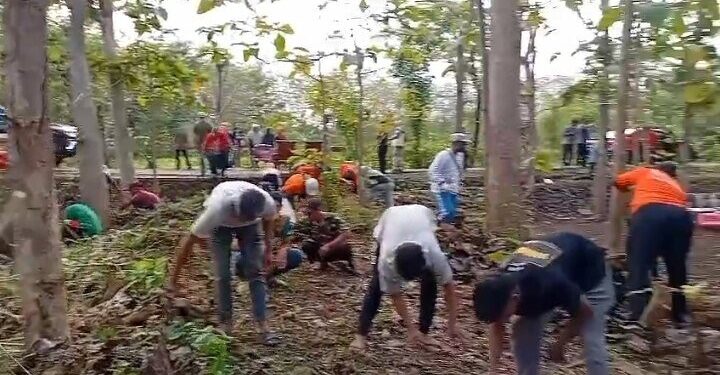 Dinas Lingkungan Hidup (DLH) Gunungkidul menggelar Gerakan Jumat Bersih di kawasan Telaga Jonge. Foto: LINES.