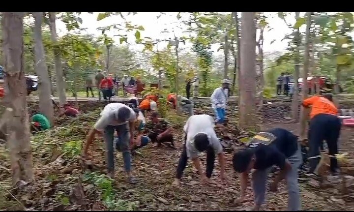 Dinas Lingkungan Hidup (DLH) Gunungkidul menggelar Gerakan Jumat Bersih di kawasan Telaga Jonge. Foto: LINES.