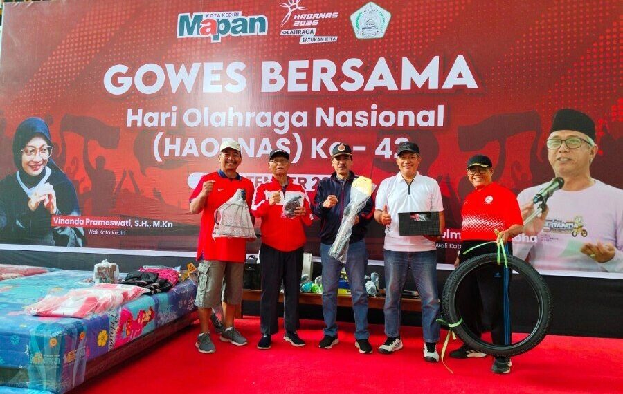 Ponpes Wali Barokah, Kota Kediri, menghelat “Gowes Bersama Memperingati Hari Olahraga Nasional ke 42. Foto: LINES.
