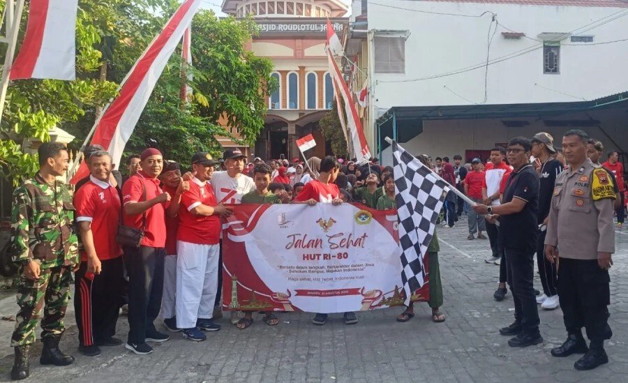 PC LDII Jebres bersama Senkom Mitra Polri menggelar kegiatan jalan sehat memperingati Hari Ulang Tahun ke-80 Kemerdekaan Republik Indonesia. Foto: LINES.