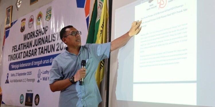 Ketua Departemen KIM DPP LDII Ludhy Cahyana memaparkan materi di pelatihan jurnalistik LDII Ponorogo. Foto: LINES.