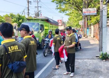 LDII Semarang Rayakan HUT RI dengan Gelar Kerja Bakti dan Bagikan Bendera