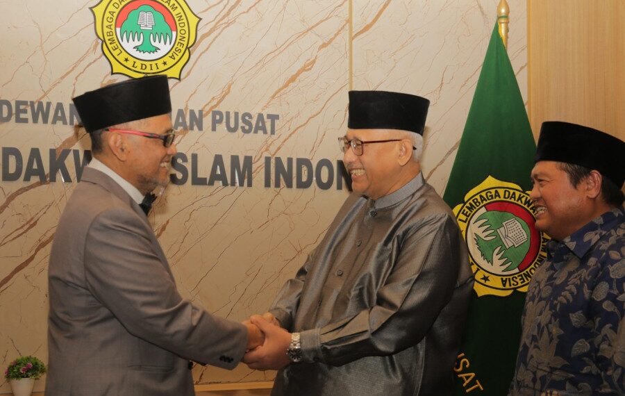 Ketua BP Haji (sekarang Kementerian Haji dan Umroh) Gus Irfan saat bertemu Ketum DPP LDII KH Chriswanto Santoso dan Sekum Dody T. Wijaya. Foto: LINES.