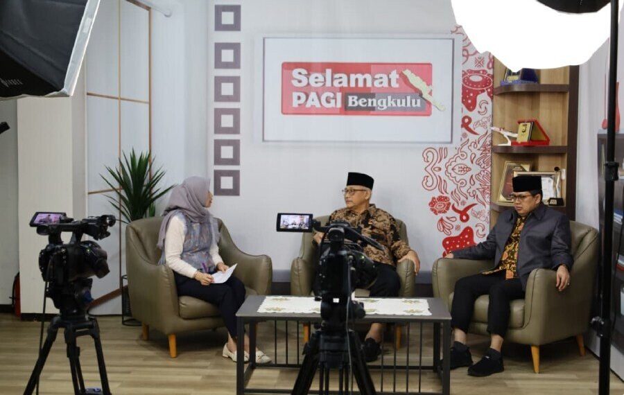 Ketua Umum DPP LDII KH Chriswanto Santoso dan Ketua DPW LDII Bengkulu Meri Sasdi mengisi program talkshow “Selamat Pagi Bengkulu”. Foto: LINES.