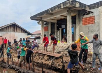 Tata Kawasan Masjid, LDII Kapuas Tanamkan Semangat Gotong Royong