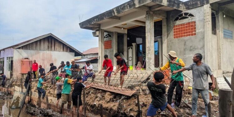 DPD LDII Kabupaten Kapuas pada Minggu (24/8) melakukan kerja bakti penataan kawasan Masjid Al Muhajir Kuala Kapuas. Foto: LINES.