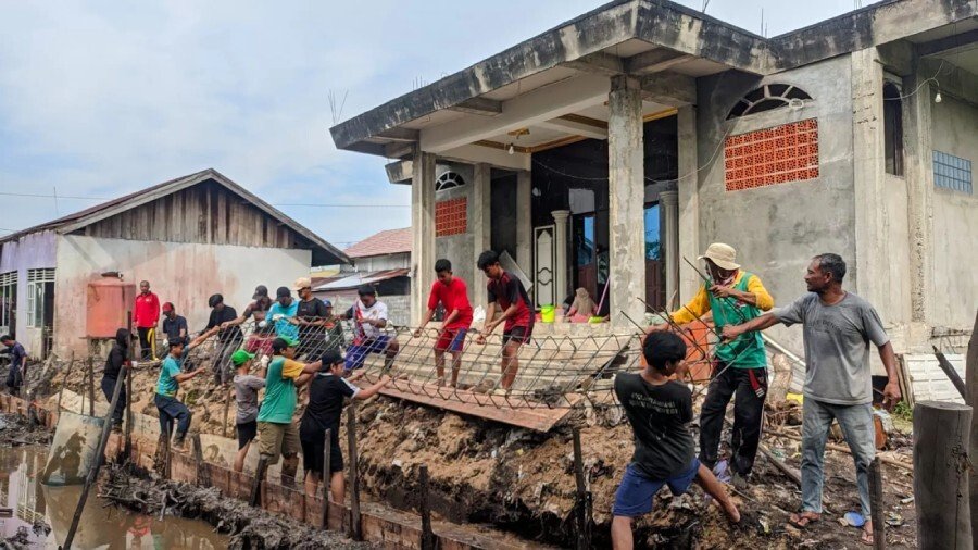 DPD LDII Kabupaten Kapuas pada Minggu (24/8) melakukan kerja bakti penataan kawasan Masjid Al Muhajir Kuala Kapuas. Foto: LINES.