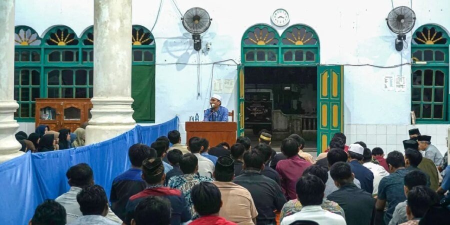 Guru Pondok Pesantren Wali Barokah Kediri, Muhammad Nur Wicaksono memberikan nasehat agama pada pengajian LDII di Polewali Mandar. Foto: LINES.