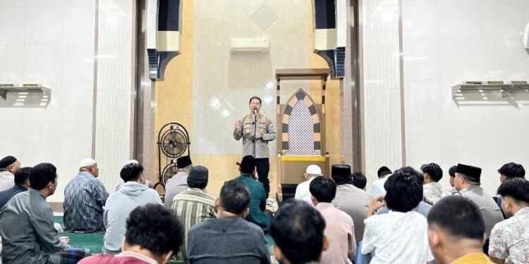 Polrestabes Kota Makassar menggelar safari Subuh di Masjid Nurul Huda, Kota Makassar. Foto: LINES.