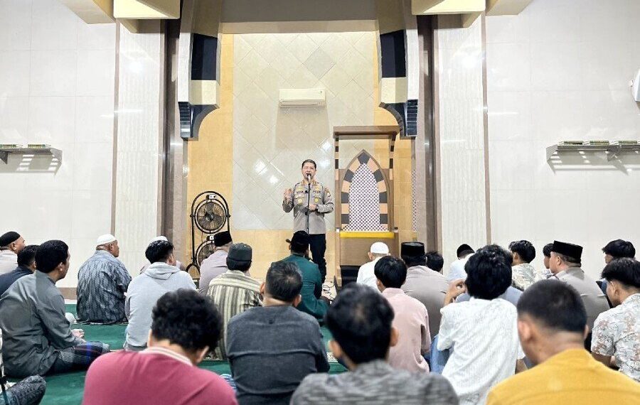 Polrestabes Kota Makassar menggelar safari Subuh di Masjid Nurul Huda, Kota Makassar. Foto: LINES.