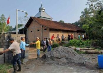 Warga LDII Turi Gotong Royong Renovasi Masjid Al-Falah