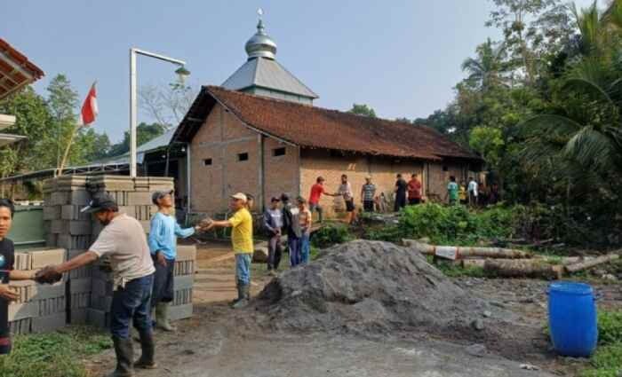 PC LDII Turi menggelar gotong royong renovasi Masjid Al-Falah Garongan, Sleman. Foto: LINES.