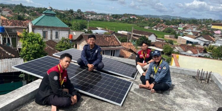 Mahasiswa Universitas Gadjah Mada (UGM) bersama PT PLN Nusantara Power UP Bandar Lampung menghadirkan PLTS off-grid di Ponpes Nurul Huda Lampung. Foto: LINES.