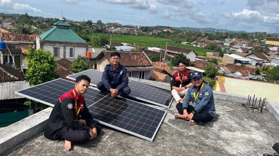Mahasiswa Universitas Gadjah Mada (UGM) bersama PT PLN Nusantara Power UP Bandar Lampung menghadirkan PLTS off-grid di Ponpes Nurul Huda Lampung. Foto: LINES.