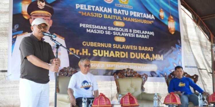 Gubernur Sulawesi Barat (Sulbar), Suhardi Duka meletakkan batu pertama pembangunan Masjid Baitul Manshurin. Foto: LINES.