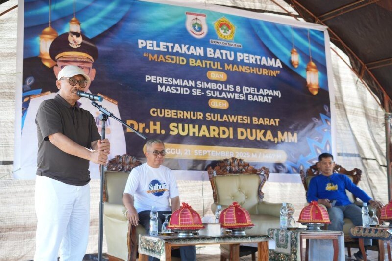 Gubernur Sulawesi Barat (Sulbar), Suhardi Duka meletakkan batu pertama pembangunan Masjid Baitul Manshurin. Foto: LINES.