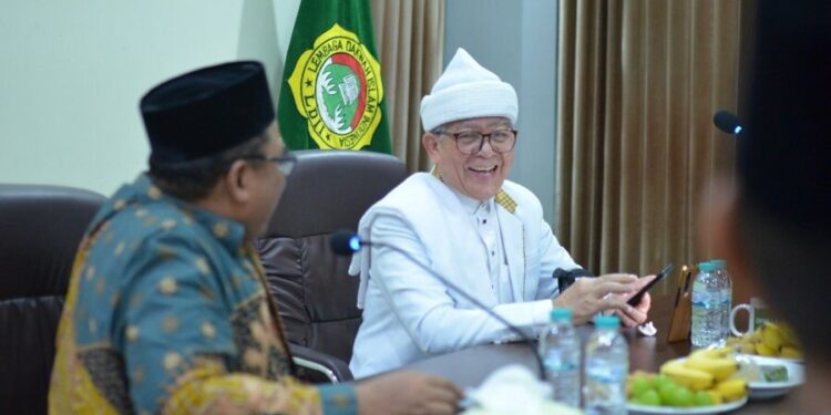 Pembina Ponpes Baitul Mustaghfirin Al-Amir, Kota Medan, Buya Amiruddin MS saat bersilaturahim dengan jajaran pengurus DPW LDII Provinsi Jawa Timur. Foto: LINES.