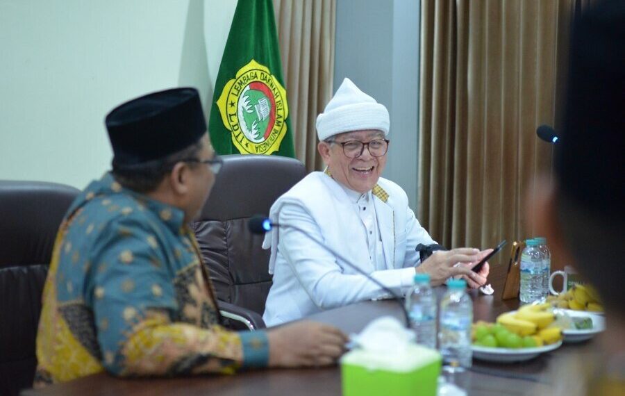 Pembina Ponpes Baitul Mustaghfirin Al-Amir, Kota Medan, Buya Amiruddin MS saat bersilaturahim dengan jajaran pengurus DPW LDII Provinsi Jawa Timur. Foto: LINES.