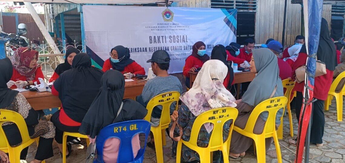 Pimpinan Cabang (PC) Tarakan Timur melaksanakan bakti sosial cek kesehatan gratis di Kompleks Masjid Abdul Malik, Gunung Lingkas Tarakan Timur. Foto: LINES.