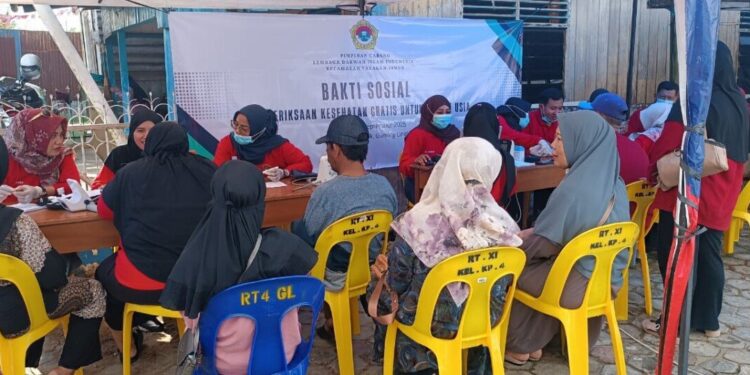 Pimpinan Cabang (PC) Tarakan Timur melaksanakan bakti sosial cek kesehatan gratis di Kompleks Masjid Abdul Malik, Gunung Lingkas Tarakan Timur. Foto: LINES.