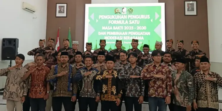 Ketua Forum Kerukunan Umat Beragama (FKUB) Kabupaten Banyuwangi, H. Nur Chozin, secara resmi melantik Pengurus Forum Pemuda Lintas Agama Banyuwangi Bersatu (Formula Satu) periode 2025–2030. Foto: LINES