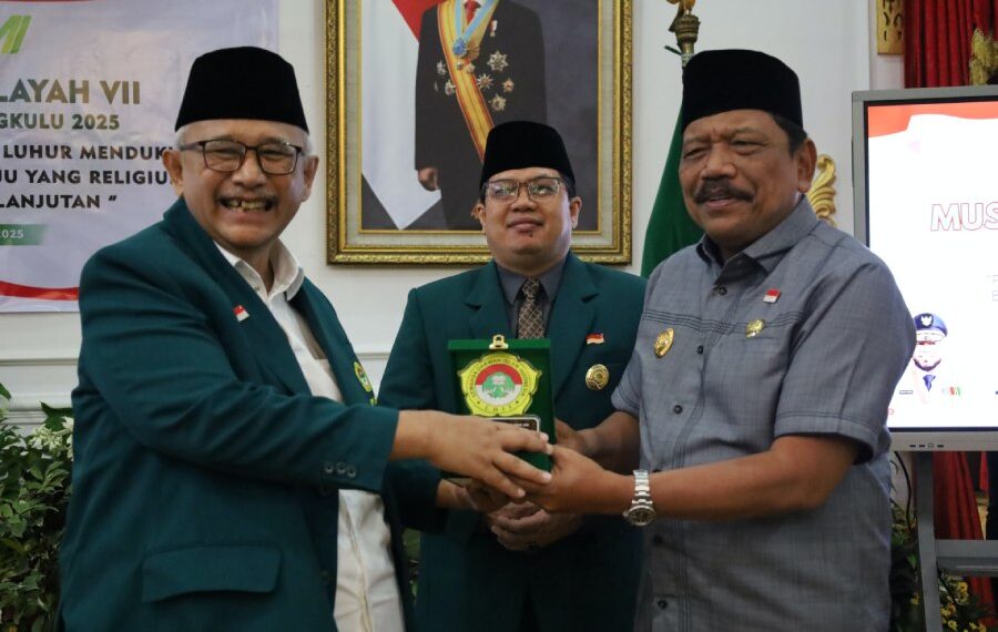 Wagub Bengkulu Mian menghadiri Muswil VII LDII Bengkulu, berfoto bersama Ketum LDII dan Ketua DPW LDII Bengkulu. Foto: LINES.