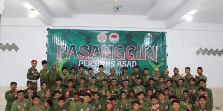 Pengkab Persinas ASAD Kabupaten Pasangkayu menggelar pasanggiri sebagai ajang pembinaan bagi para pesilat muda. Kegiatan ini dilaksanakan di halaman Masjid Baitul A’la, Pasangkayu, Sulawesi Barat, pada Minggu (7/9). Foto: LINES