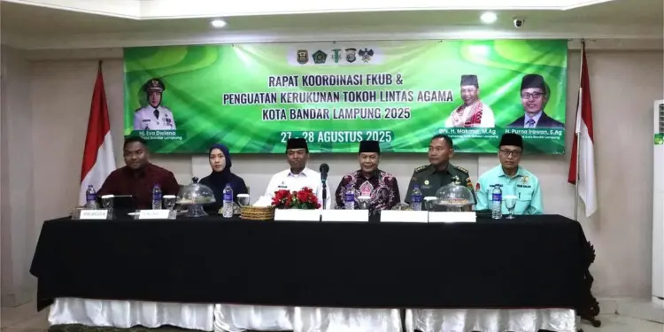 Pengurus DPD LDII Bandar Lampung, Syakur Effendi dan Delfion menghadiri “Rapat Koordinasi Kerukunan dan Pembinaan Umat Lintas Agama”, yang diselenggarakan FKUB Kota Bandar Lampung. Foto: LINES