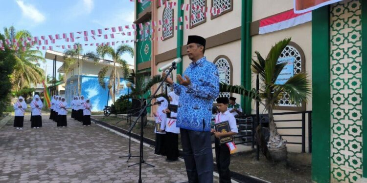 LDII Rokan Hulu menghelat “Upacara Pengibaran Bendera Merah Putih”, di Ponpes Riyadhul Ulum, Rokan Hulu. Foto: LINES.