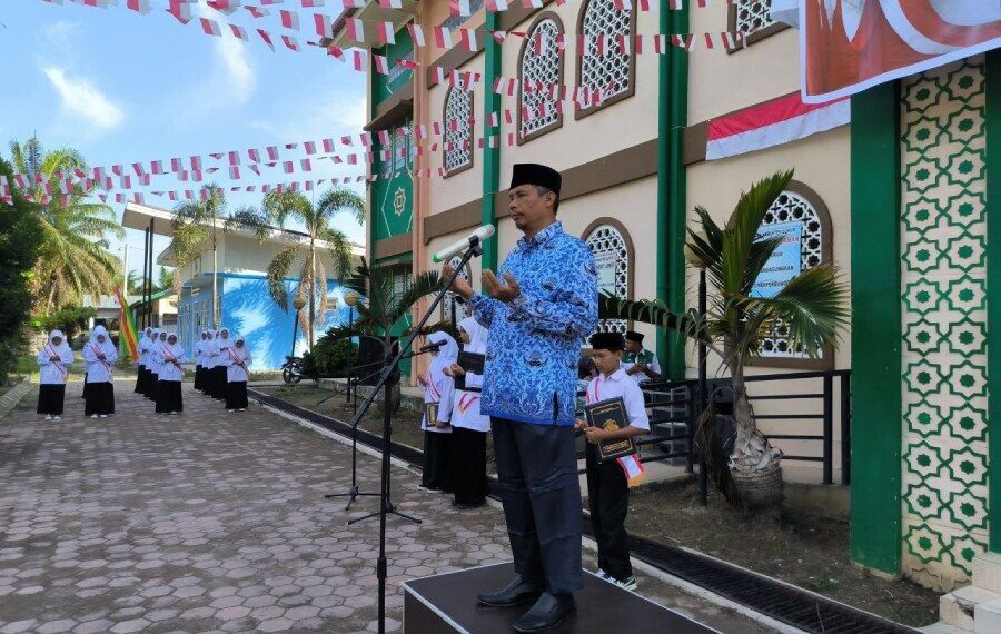 LDII Rokan Hulu menghelat “Upacara Pengibaran Bendera Merah Putih”, di Ponpes Riyadhul Ulum, Rokan Hulu. Foto: LINES.
