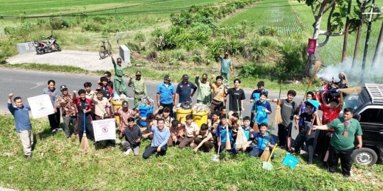 Pemerintah Kecamatan Perak menggelar “Sosialisasi dan Launching Gema Santri (Gerakan Bersama Desa Atasi Sampah Liar). Foto: LINES.