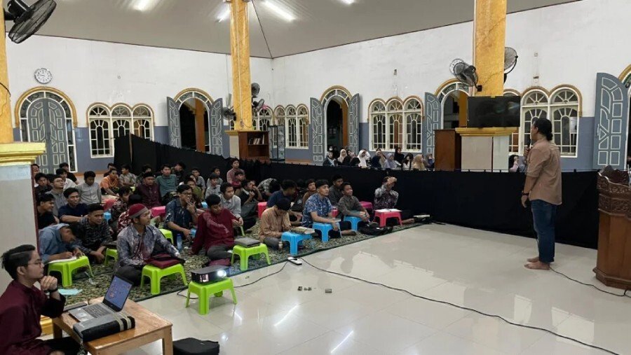 Pengurus Komunikasi Informasi Media DPD LDII Tabalong, Nur Ali mengajak generasi muda melek literasi digital dalam diskusi “Melek Media”. Foto: LINES.