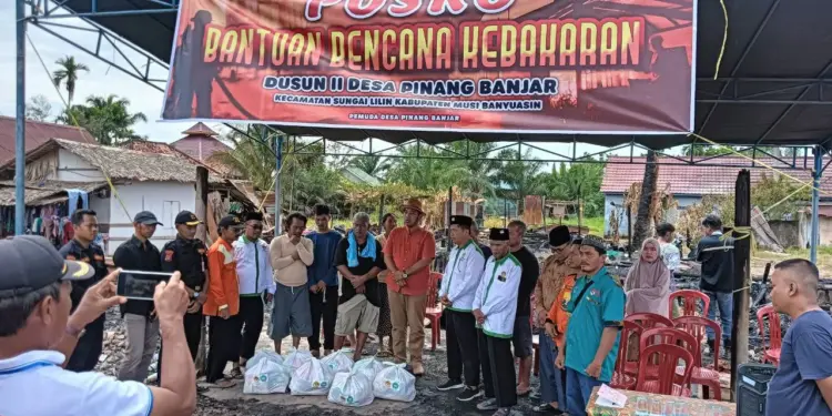 DPD LDII Musi Banyuasin (Muba) menyalurkan bantuan pada korban kebakaran di Desa Pinang Banjar, Sungai Lilin, Muba, Sumatera Selatan, pada Minggu (24/8). Foto: LINES