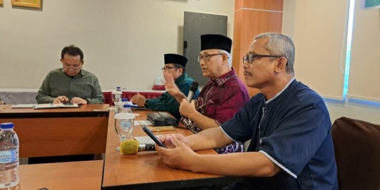 Ketum DPP LDII KH Chriswanto Santoso didampingi pengurus LDII lainnya saat temu media jelang Muswil VII LDII Papua. Foto: LINES.