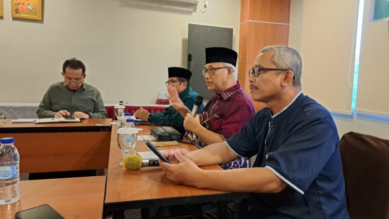 Ketum DPP LDII KH Chriswanto Santoso didampingi pengurus LDII lainnya saat temu media jelang Muswil VII LDII Papua. Foto: LINES.