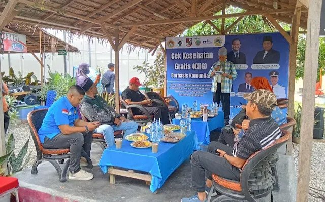 Dinas Kesehatan Kota Pekanbaru menghelat “Cek Kesehatan Gratis (CKG) Berbasis Komunitas”. Acara itu diselenggarakan di Saung Merah Putih, Kota Pekanbaru, Riau, pada Kamis (4/9). Foto: LINES