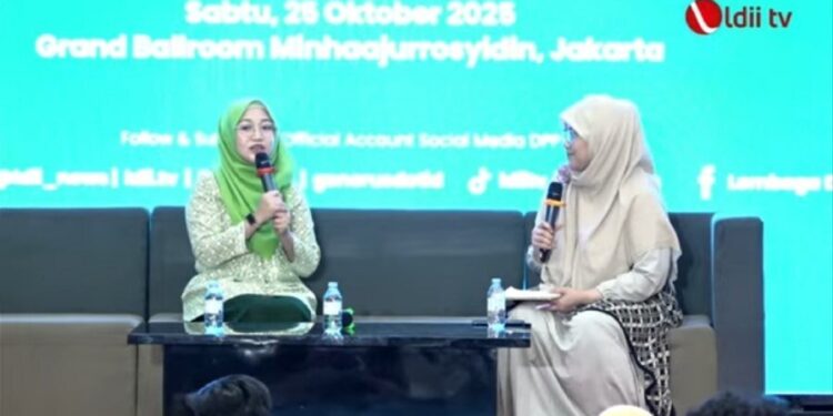 Anggota Ikatan Istri Dokter Indonesia (IIDI), Retno Wijayanti berbicara di sesi ‘Strategi Gizi Keluarga’ Festival Gizi Keluarga DPP LDII. Foto: LINES.