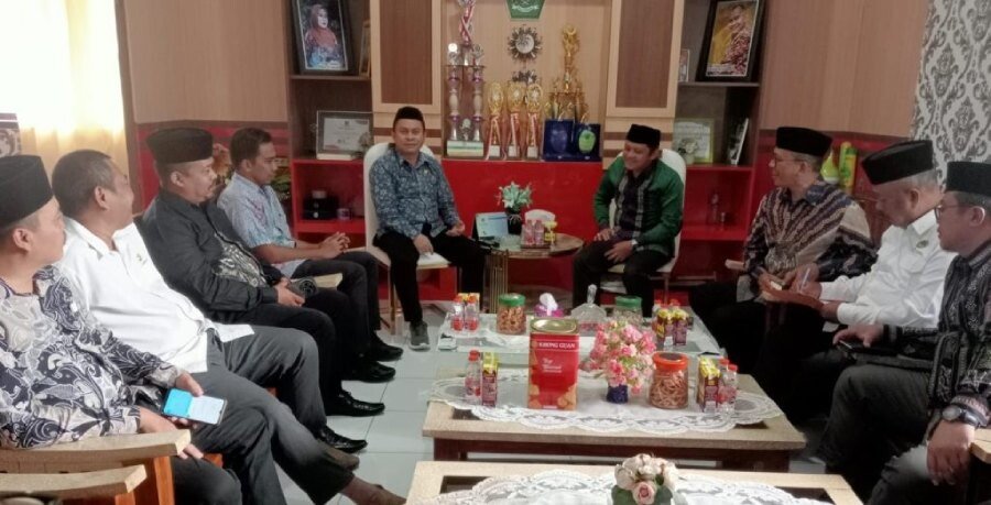 Cendekiawan Nahdlatul Ulama (NU) Ahmad Ali berkunjung ke Kantor Kementerian Agama (Kemenag) Kota Kotamobagu dalam rangkaian riset penyusunan buku ketiganya. Foto: LINES.