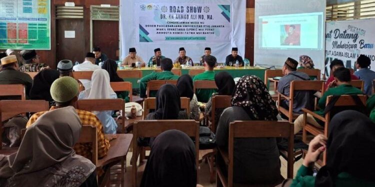 Cendekiawan Nahdlatul Ulama (NU) Ahmad Ali menggelar Road Show Tausiyah Kebangsaan di Aula Kampus Institut Agama Islam Kotamobagu. Foto: LINES.