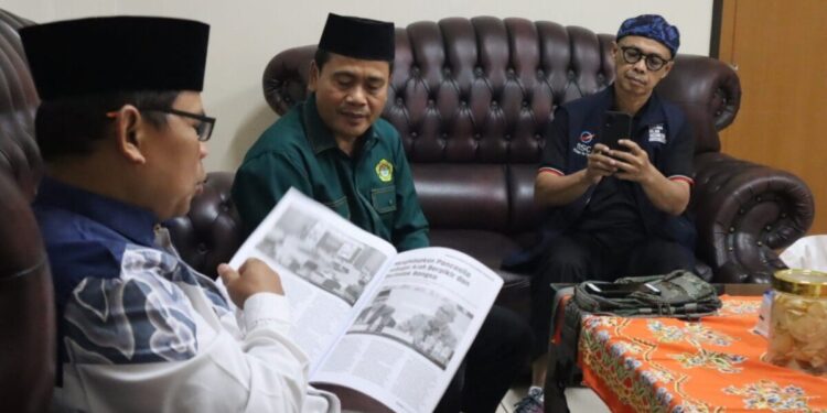Wakil Ketua DPD LDII Kabupaten Bekasi, Tosim Nurseha beraudiensi dengan Plt. Kementerian Agama Kabupaten Bekasi, Umar Nasir. Foto: LINES.