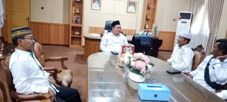 Pengurus DPD LDII Bungo, silaturrahim dengan Wakil Bupati Bungo, Tri Wahyu Hidayat, di kantor Wakil Bupati Bungo. Foto: LINES.