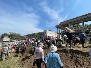 Ratusan warga LDII Kecamatan Sawangan dan sekitarnya bergotong-royong membangun Masjid Sabillul Muttaqin. Foto: LINES.