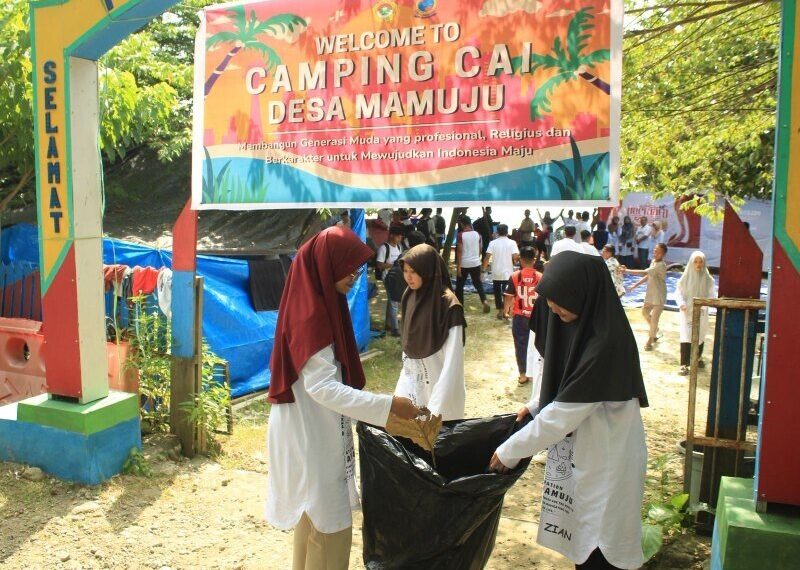 Camping CAI DPD LDII Kota Mamuju dirangkaikan dengan membersihkan Pantai Labuan Doda. Foto: LINES.