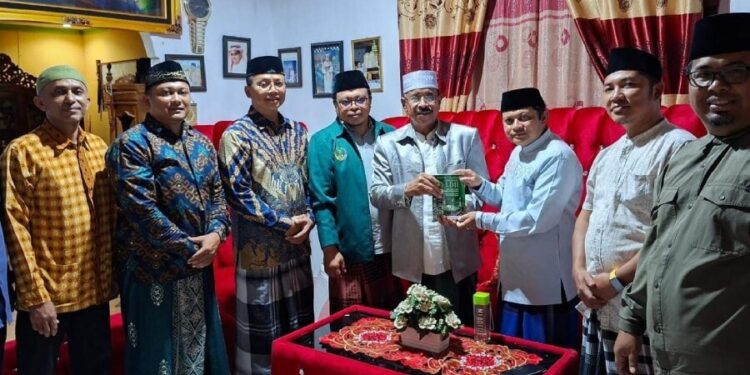 Cendekiawan Nahdlatul Ulama (NU) Ahmad Ali bersama jajaran pengurus DPW LDII Sulawesi Utara bersilaturahim ke kediaman Ketua Umum Majelis Ulama Indonesia (MUI) Kabupaten Bolaang Mongondow. Foto: LINES.